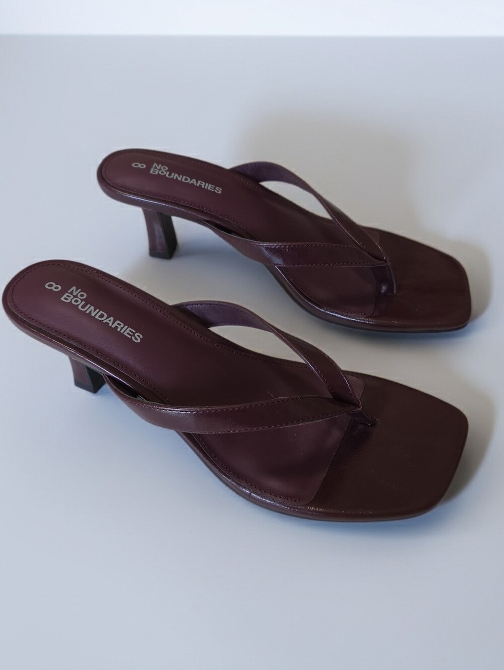 No Boundaries Burgundy Thong Sandals Size 8